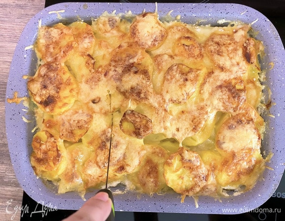 Поставить блюдо в духовку и готовить 1 час при 200°C.