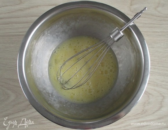 Для теста слегка взбейте два яйца.