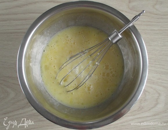 Влейте к яйцам сгущенное молоко (здесь один пакет) и сначала перемешайте.