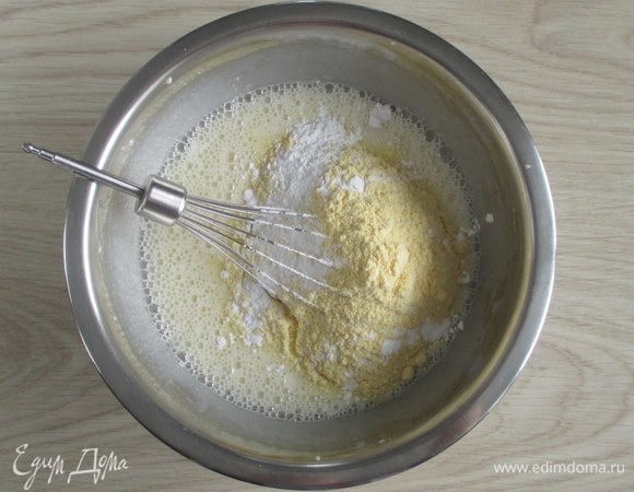 Отмерьте нужное количество кукурузной муки и разрыхлителя. Для безглютеновой диеты используйте специальный разрыхлитель без пшеничной муки.