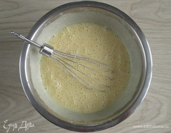 Перемешайте, немного взбейте все ингредиенты между собой, и тесто для кукурузного торта готово.