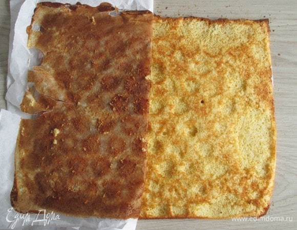 Запекайте основу в духовке при 160–170°C. Не пересушите! Начинайте проверять зарумянивание через 10 минут. Слой теста тонкий, поэтому пропечется очень быстро. При этом хорошо увеличится в размерах в толщину.