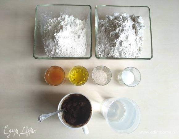 Первым делом заварим солод. Для этого отмерим 40 г солода и зальем его кипятком (80 г воды), хорошо перемешаем и дадим остыть. Пока он остывает, подготовим все необходимые ингредиенты.