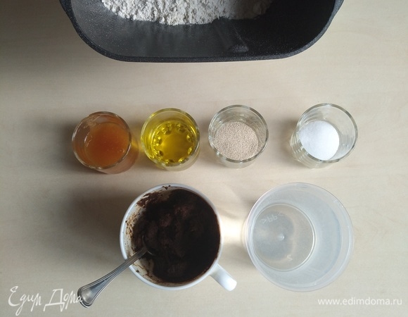 Засыпаем в форму для запекания 2 вида муки. Муку обязательно взвешиваем на весах.