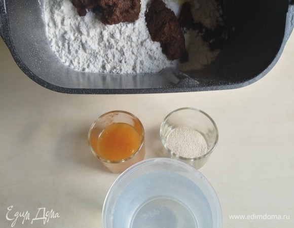 Следом — заваренный и остывший ржаной солод.