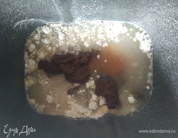 В самом конце льем воду. Сухие дрожжи насыпаем в диспенсер. Устанавливаем программу для выпечки ржаного хлеба (09) и нажимаем «Старт». Время приготовления — 3 часа 30 минут.