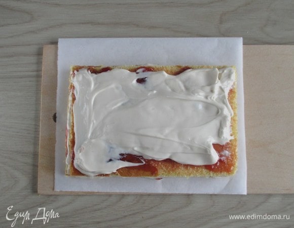 Пропитка для такого торта не требуется, он и так будет сочным благодаря джему ТМ «МахеевЪ» и крему из йогурта. Соберите торт. Первый, второй и третий корж намажьте порцией джема (1 ст. л.), а затем — густым сладким йогуртом (около 70 г) и уложите их друг на друга.