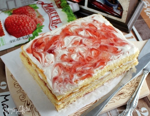 Верхний (четвертый) корж смажьте сначала йогуртом, а сверху добавьте порцию джема и сделайте произвольные разводы при помощи деревянной зубочистки. Получится незатейливое для домашнего торта украшение. Испеките торт с вечера, за ночь он хорошо пропитается в холодильнике и не только порадует к чаю вас и ваших близких, а придаст праздничное настроение.