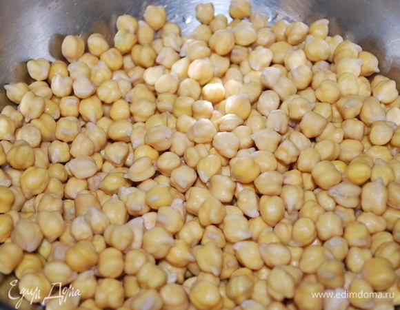 Нут, который постоял в воде больше 10 часов, очень быстро варится. Отварите нут до готовности (у меня нут варился 15 минут). Оставьте немного воды, в которой варился нут. Это понадобится, если вы захотите разбавить хумус, если он будет слишком густой.