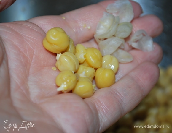 Когда нут сварился, я его очистила от белой пленки (это по желанию, без пленки хумус получается более нежным).