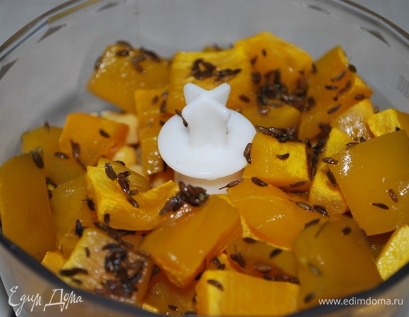 В чашу блендера сложите очищенный нут, запеченную тыкву и специи (по вкусу). Пробейте все блендером.