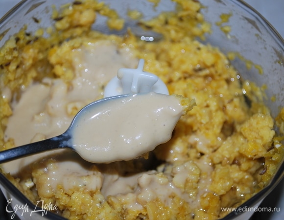 Добавьте пасту тахини, растительное масло и сок лимона, соль по вкусу.