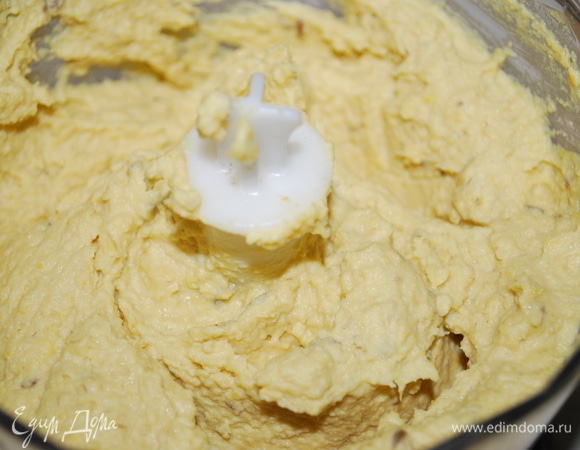 Пробейте все вместе до гладкого состояния. По желанию можно добавить воду, в которой варился нут, если хумус получился слишком густым. Мне это не понадобилось — тыква дала сочность.