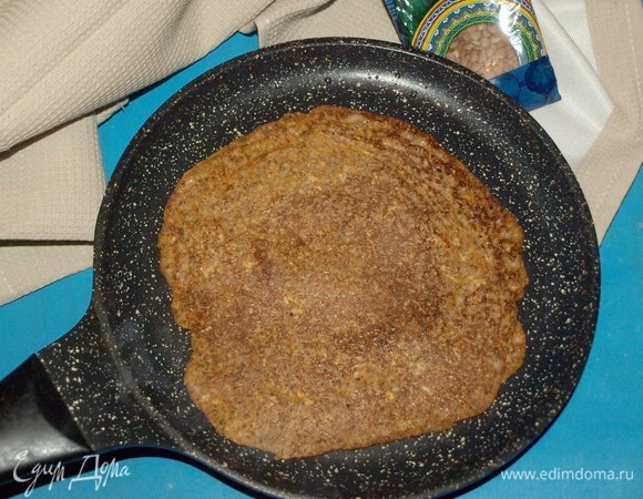 Выкладываем 2 ст. л. измельченной чечевицы на раскаленную сковороду. Круговым движением при помощи ложки формируем лепешку размером не больше 12 см. Выпекаем по 1,5–2 минуты с каждой стороны.