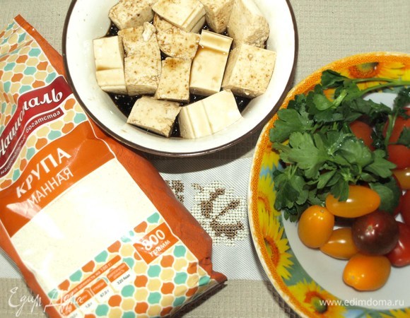 Тофу режем на кусочки и заливаем соевым соусом. Оставляем на 10 минут.