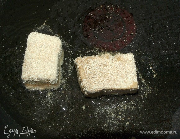 Обжариваем тофу со всех сторон до румяной корочки. Готовый тофу выкладываем на бумажное полотенце, чтоб убрать лишний жир.