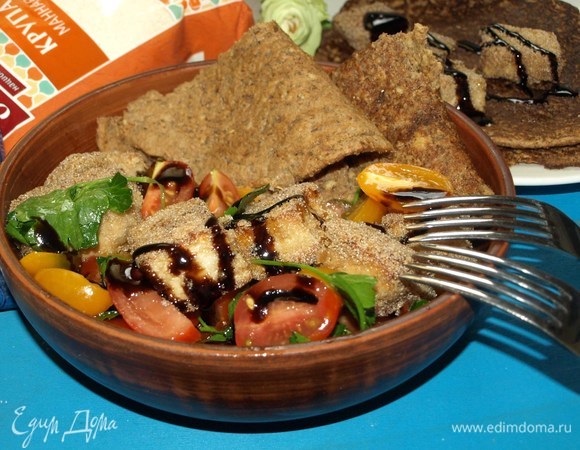 В миске перемешиваем разрезанные на две или четыре части помидоры черри, листья петрушки, растительное масло, соль. Добавляем жареный тофу. Сверху поливаем бальзамическим кремом. Салат с жареным тофу готов. Подаем с чечевичными лепешками.