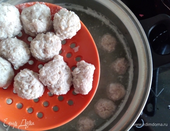 Вскипятить воду в кастрюле, посолить. Из фарша скатать маленькие фрикадельки. Варить 5 минут, достать их и переложить в тарелку.