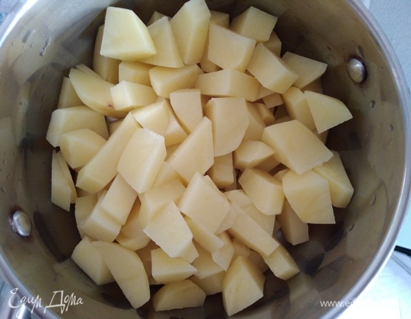 В кастрюлю всыпать рис и картошку, варить 10 минут.