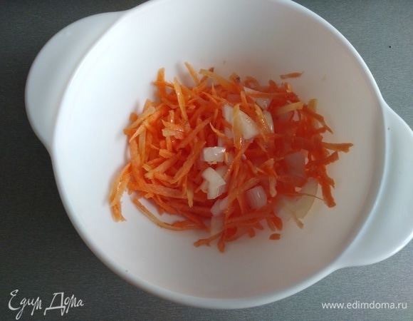 Приготовить зажарку. Натереть морковь, измельчить лук, налить масло в небольшую тарелочку. Приготовить в микроволновке на средней мощности (2 минуты). Можно поджарить на сковородке.