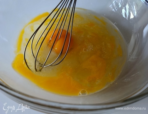 В глубокой миске взбиваем яйца с сахаром.