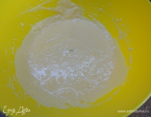 Смешать оба вида муки с солью и разрыхлителем. Мягкое масло взбивать с сахаром 5 минут. Продолжая взбивать, добавить по одному 3 крупных яйца.