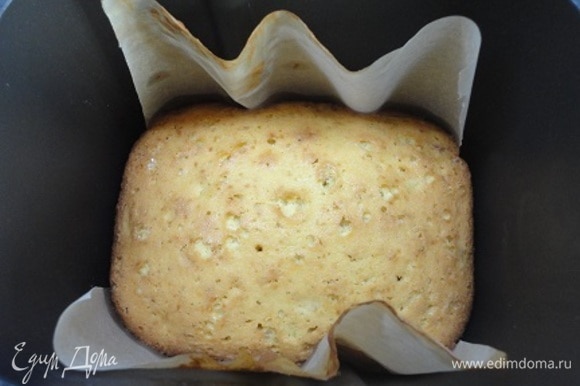 Легко извлекаем кекс из формы, взявшись за края пекарской бумаги.