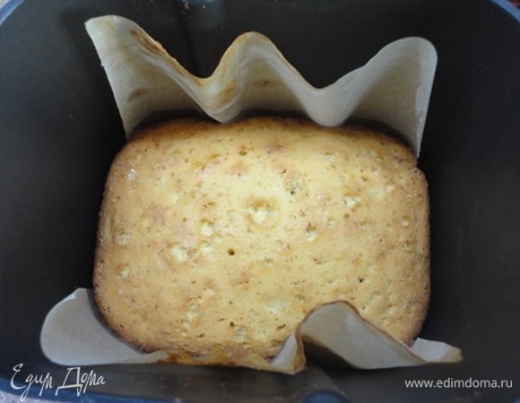 Легко извлекаем кекс из формы, взявшись за края пекарской бумаги.