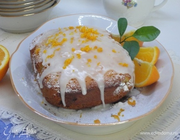 Для глазури к сахарной пудре каплями добавляйте свежевыжатый сок лимона до нужной вам консистенции. Поливаем остывший кекс.