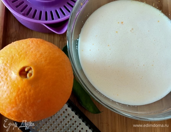 Далее натираем цедру одного апельсина и выдавливаем из него сок.