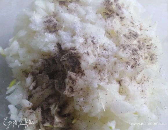 Лук измельчить, посолить, посыпать перцем. Перемешать.