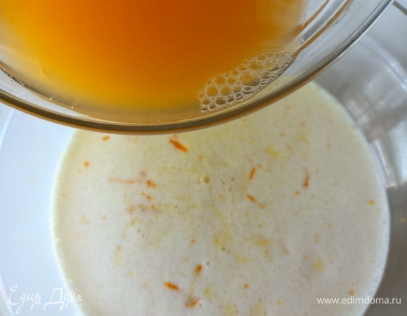 Аккуратно добавляем в яичную смесь.