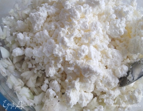 Добавить творог. Перемешать.