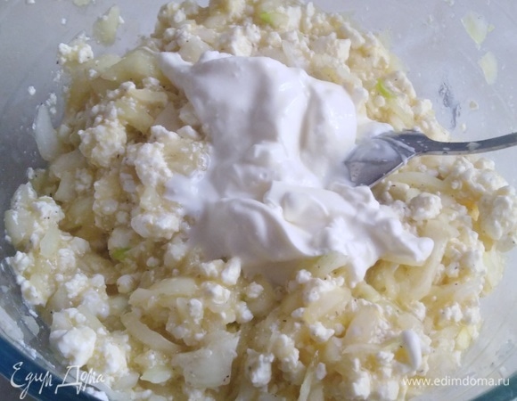 Добавить сметану. Массу перемешать.