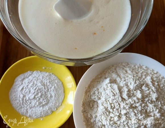 Далее необходимо смешать муку и разрыхлитель. Отправляем все в миску и хорошо перемешиваем.