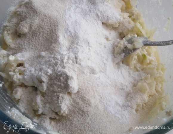 Всыпать муку, разрыхлитель, манную крупу.