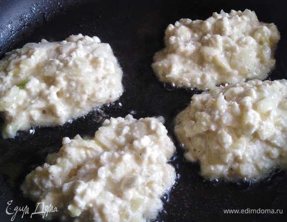Ложкой выкладывать на разогретую сковороду с растительным маслом.
