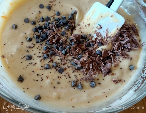 Теперь очередь шоколада. Его необходимо порубить на крупные кусочки (у меня шоколадные капельки и молочный шоколад). Последний раз все перемешиваем.