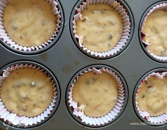 Берем форму для маффинов. Помещаем туда бумажные формочки и заполняем их на 2/3.