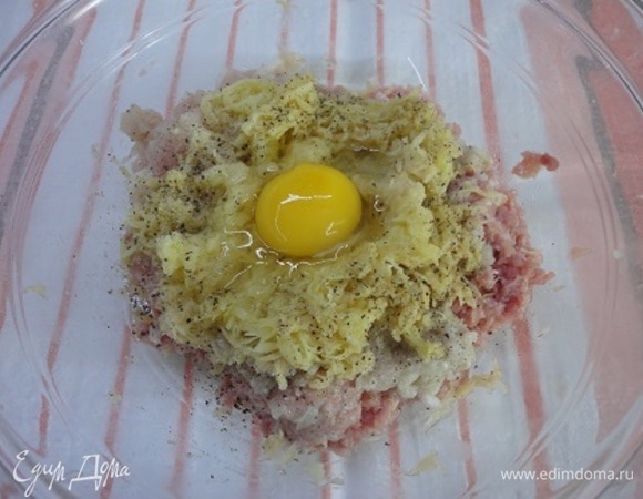 Все мясо, лук и чеснок пропустить дважды через мясорубку. Картофель очистить, натереть на мелкой терке. Добавить в получившийся фарш тертый картофель, яйцо, соль, перец, перемешать и тщательно отбить.