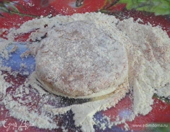 Сформовать из фарша круглые котлеты. Обвалять в панировке из кукурузной муки и паприки, обжарить с двух сторон на растительном масле. Добавить в сковороду немного воды, накрыть крышкой, тушить 5 минут.