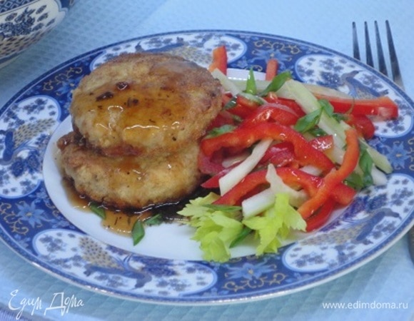 Подавать котлеты с овощами.