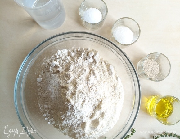 Для начала подготовим все необходимые ингредиенты. Муку обязательно взвешиваем на весах.