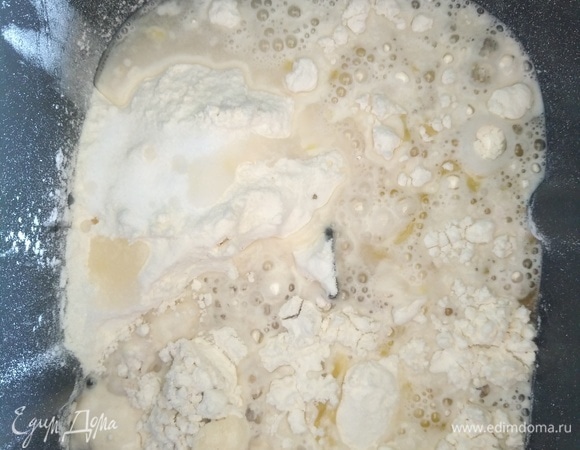 Отправляем все ингредиенты в форму для выпечки в таком порядке: 2 вида муки, сахар, оливковое масло, соль и вода.