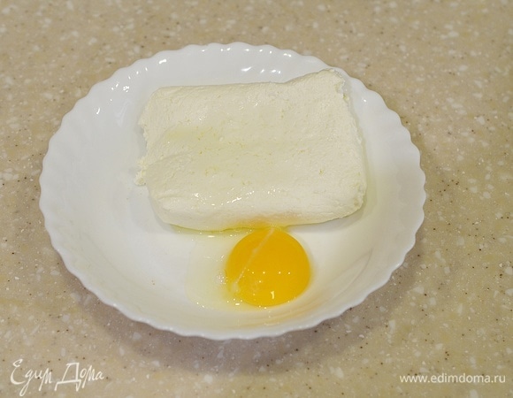 К творогу добавьте яйцо, размешайте вилкой.