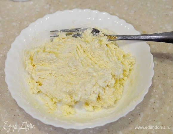 Перемешайте до однородного состояния и оставьте минут на 10 для набухания манки.