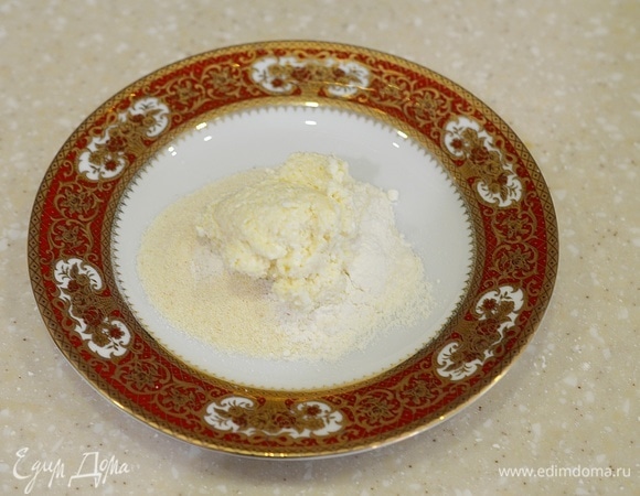 Оставшуюся манку смешайте с мукой.