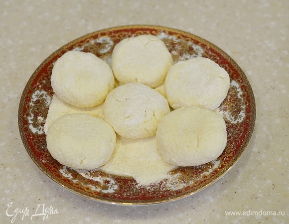 Сформируйте круглые лепешечки и обваляйте их в муке с манкой.