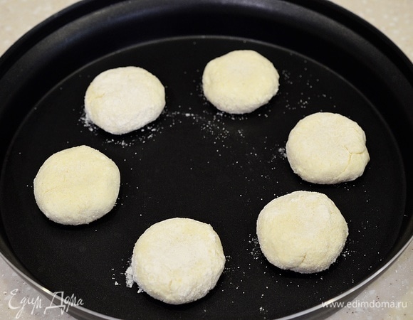 Выложите в блюдо Steam+, которое как раз предназначено для приготовления в этой печи и идет в комплекте с микроволновкой. Добавьте масло.