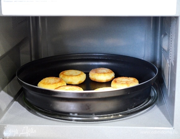 Затем снимите крышку и подрумяньте под грилем по 3–5 минут с каждой стороны.